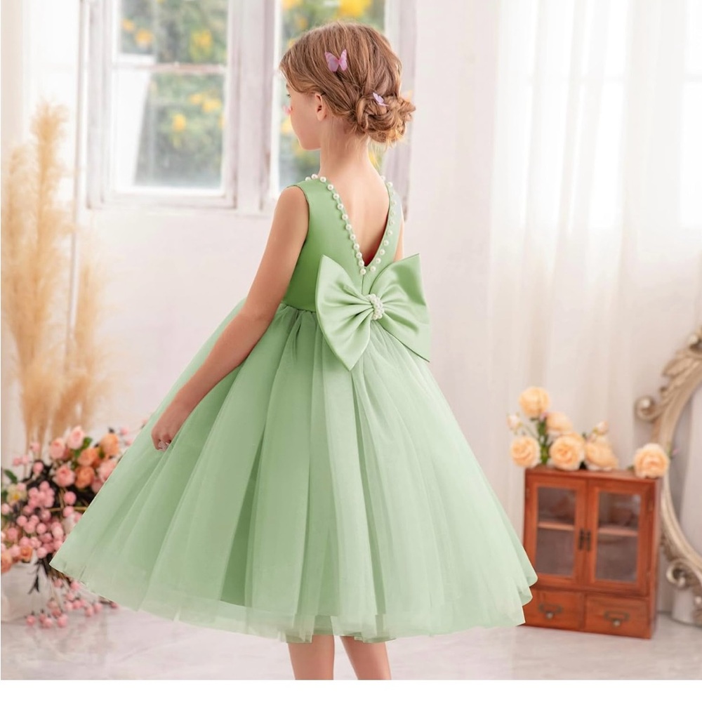 Elegant Green Dress with Bow